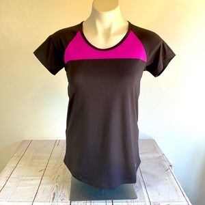 New Under Armor Woman’s top xs